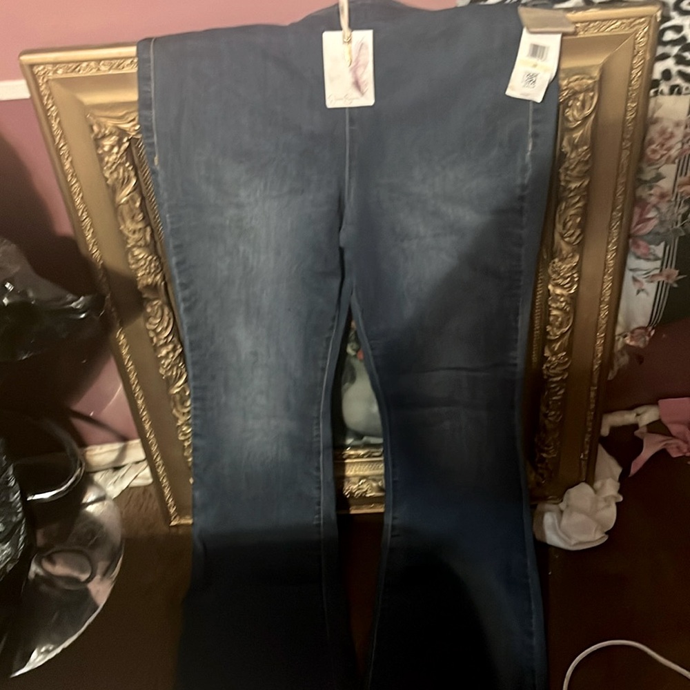 Jessica Simpson pull on denim jeans